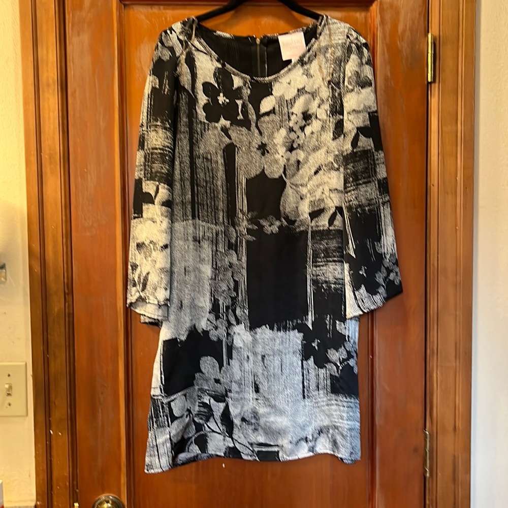 Romeo & Juliet Couture loose fit size medium flowy dress. Lined. Angel sleeves.